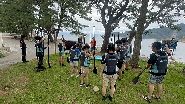ガイドがサポートしながらの海でのSUP散歩