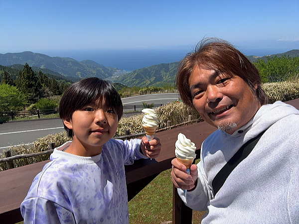 西天城高原の牧場の家と周辺の景色