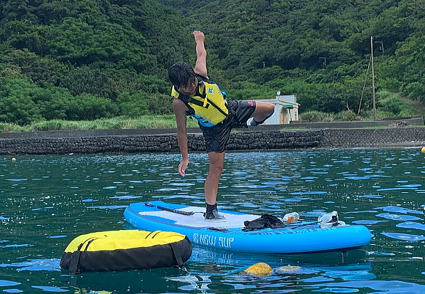 ボードの先端で片足立ちのバランストレーニング
