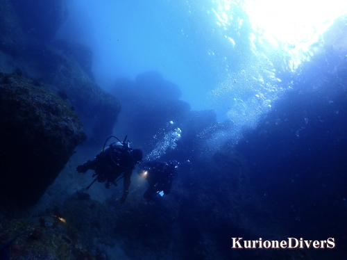 �������C�g���Ƃ炵�Ȃ��瓴�A��i�ރ_�C�o�[