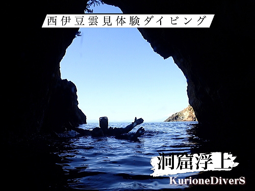 ���A�̒�����O�̌i�F�𒭂߂鐅�ʕ���̏u��