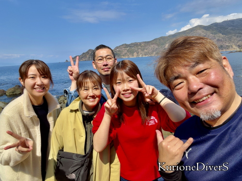 ダイビング終了後の晴れやかな笑顔の集合写真