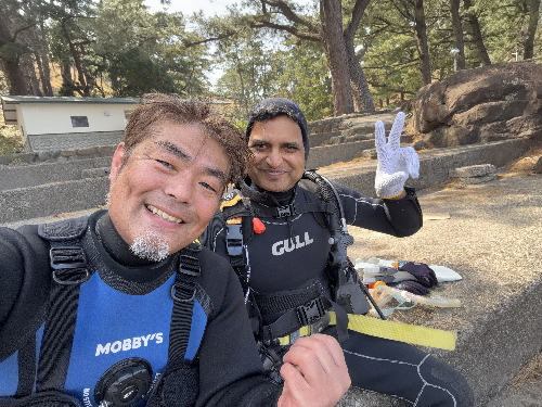 黄金崎の浅瀬で、ゲスト一人ひとりに合わせたマンツーマンサポートを行う様子