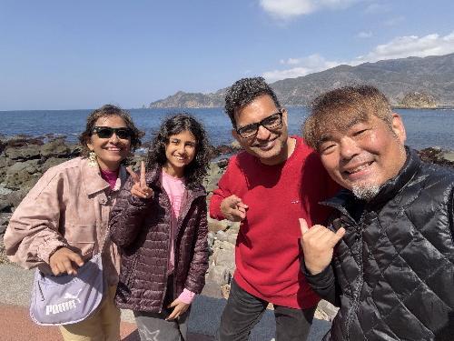 体験ダイビングを終え、笑顔で集合写真を撮るインド人ご家族