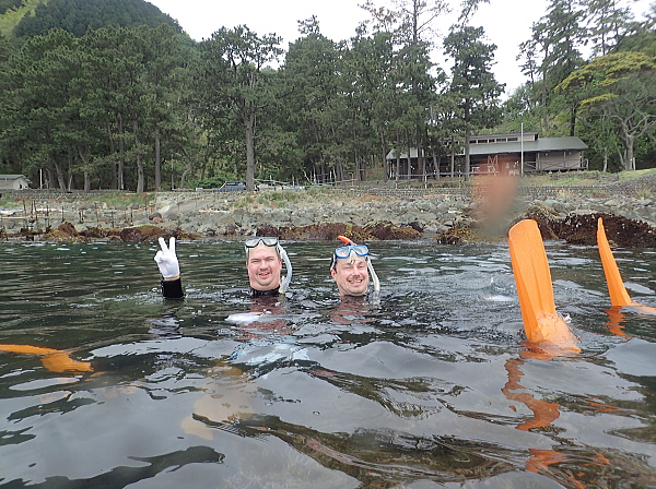 キビナゴの大群に囲まれ笑顔のゲスト
