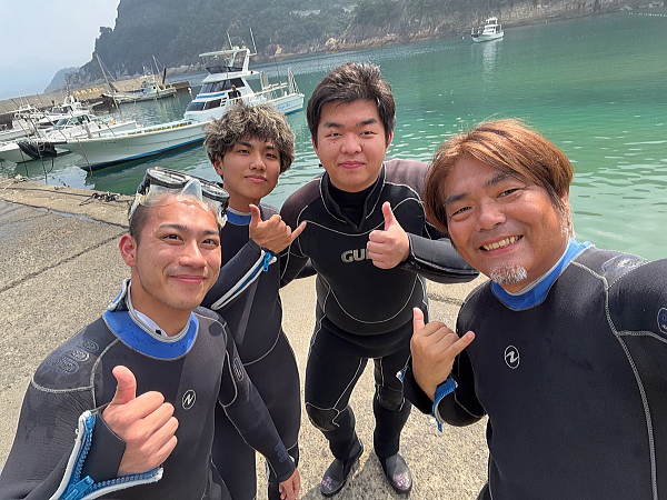 本日のゲスト様、青い海をバックに笑顔で体験ダイビングへ出発