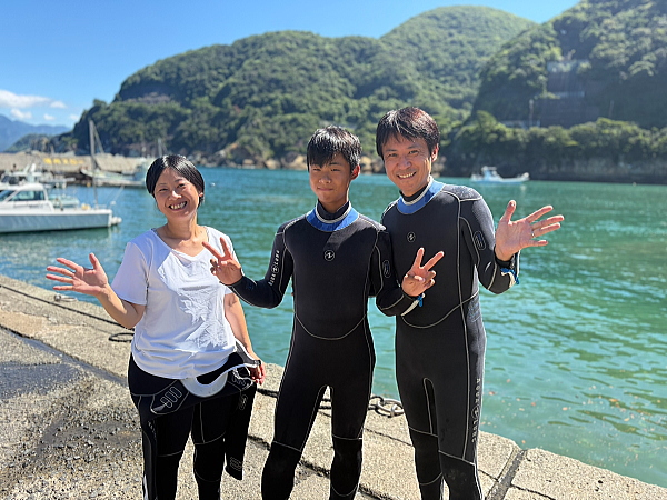 西伊豆・雲見の海で家族一緒にダイビングを楽しむ様子