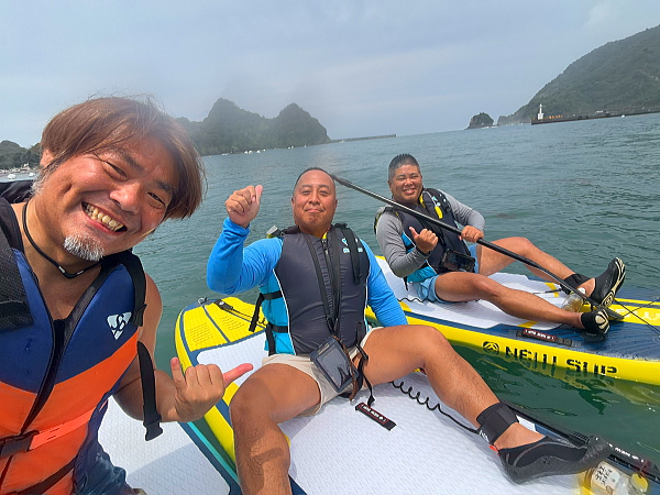 西伊豆サップツアーの締めくくりに見せた最高の笑顔の記念写真