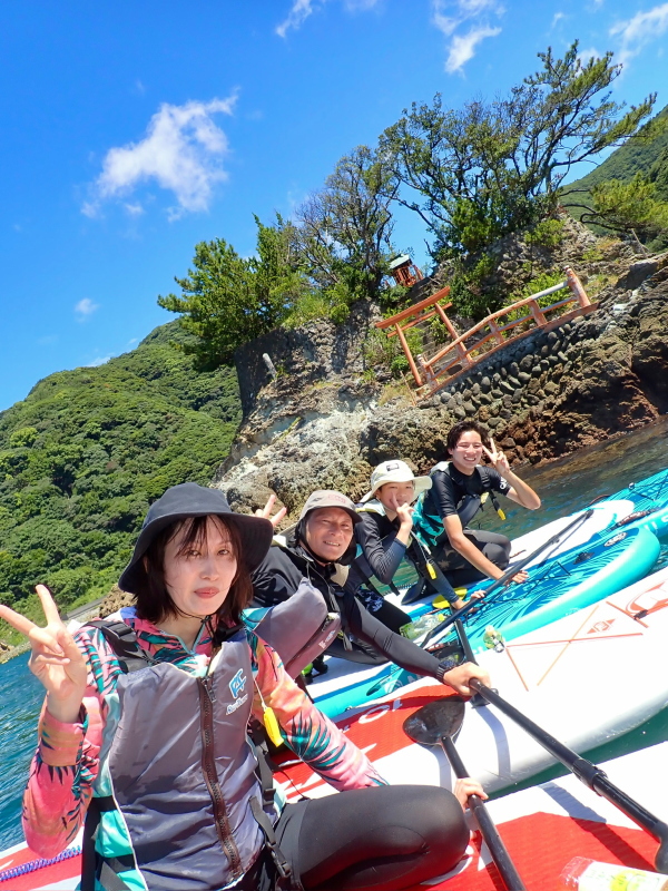 安良里のシンボル・弁天島に無事到着したSUPボード