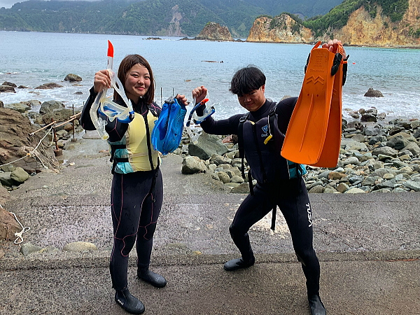 大きなウネリが押し寄せる西伊豆・黄金崎ビーチの海況