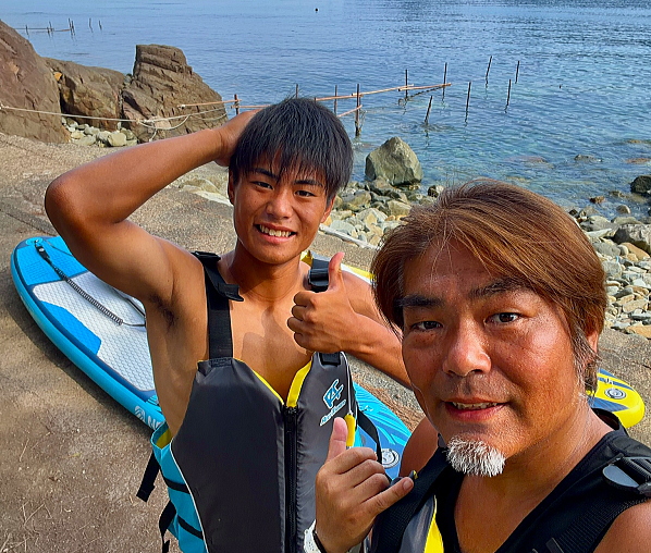 朝一番の黄金崎へ出航する前のSUPボードと海の風景