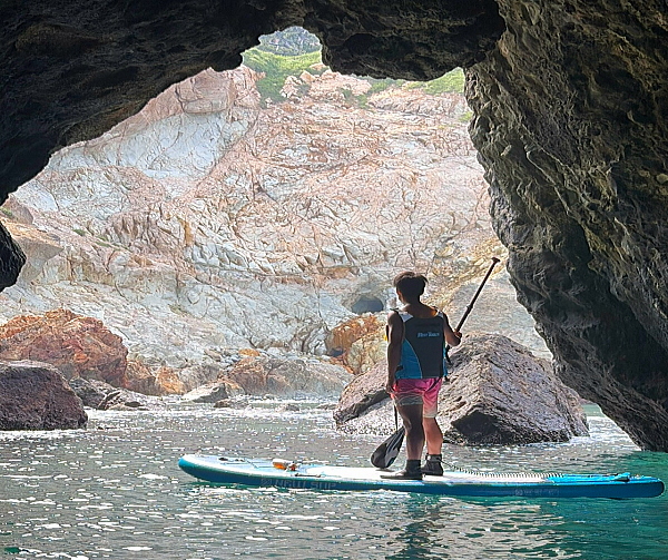 夏の朝の気持ち良い海で絶景を巡るSUP体験