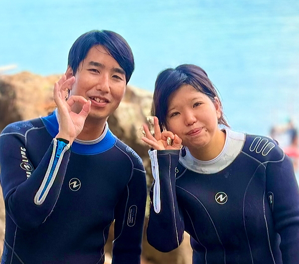 体験ダイビングを終えて「水族館みたい！」と満面の笑顔を見せるお二人
