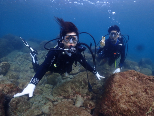 次々と現れる魚たちに夢中になりながら体験ダイビングを楽しむゲスト様