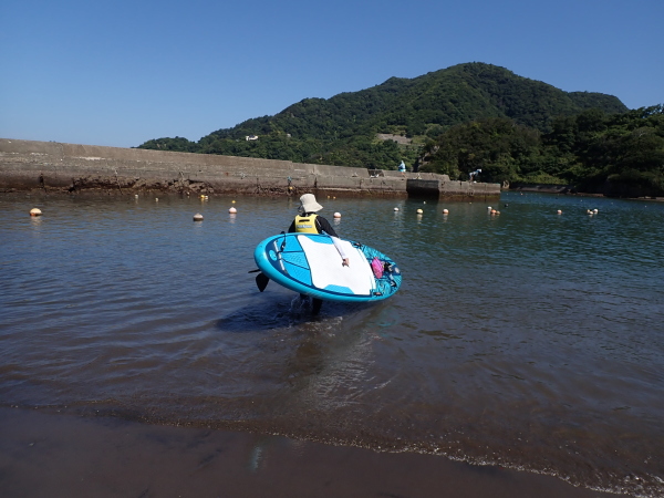 大田子海岸の穏やかな湾内でパドルを漕ぐ様子