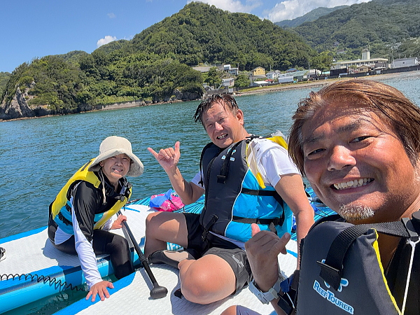 SUPツアー終了後のご夫婦の最高の笑顔の記念写真