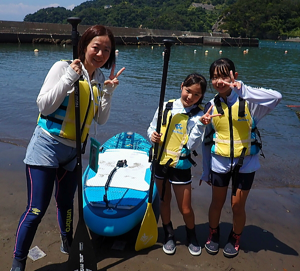 元気いっぱい！西伊豆の海でSUPデビューを果たした小学生姉妹とお母様の様子