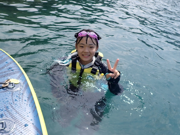 SUPから海へ飛び込んでシュノーケリングでお魚を観察する様子