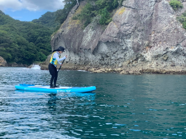 上達して笑顔でSUPを漕ぐご家族