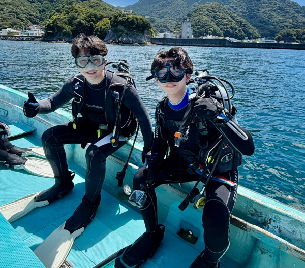 穏やかな湾内の白崎ポイントで潜りながらスキルをチェックする様子