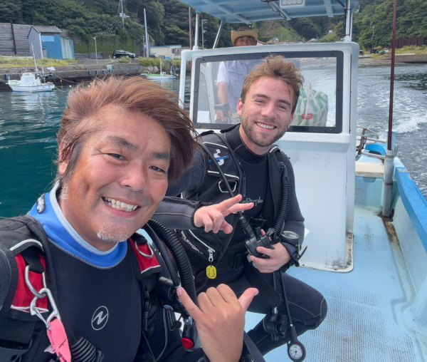 ドイツからお越しのゲスト・ルカさんと田子でファンダイビング出発前の様子