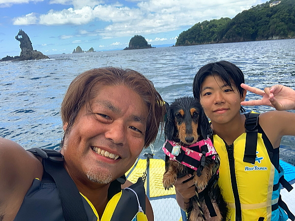 ミニチュアダックスと一緒に西伊豆・田子海岸でSUPを楽しむ様子