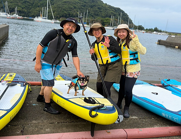 安良里の穏やかな海でドッグSUPを楽しむまるちゃんとご家族