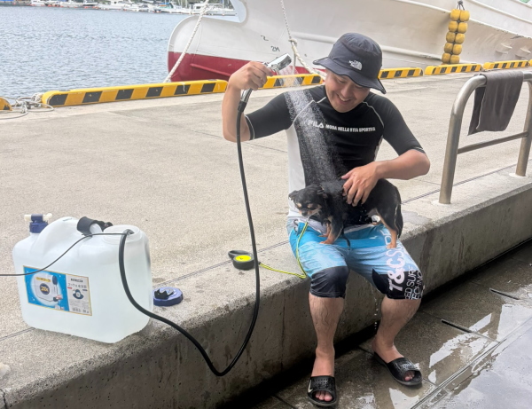 海上がりにシャワーを浴びてさっぱりする様子