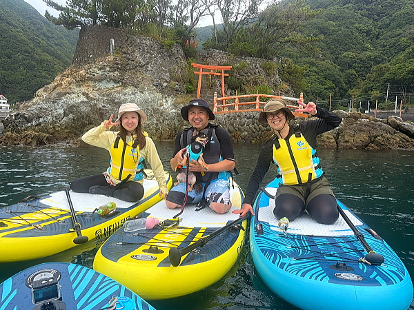 貸切の海でご家族揃ってのドッグSUP記念撮影