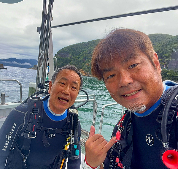ベタ凪で透き通るような秋の雲見の海